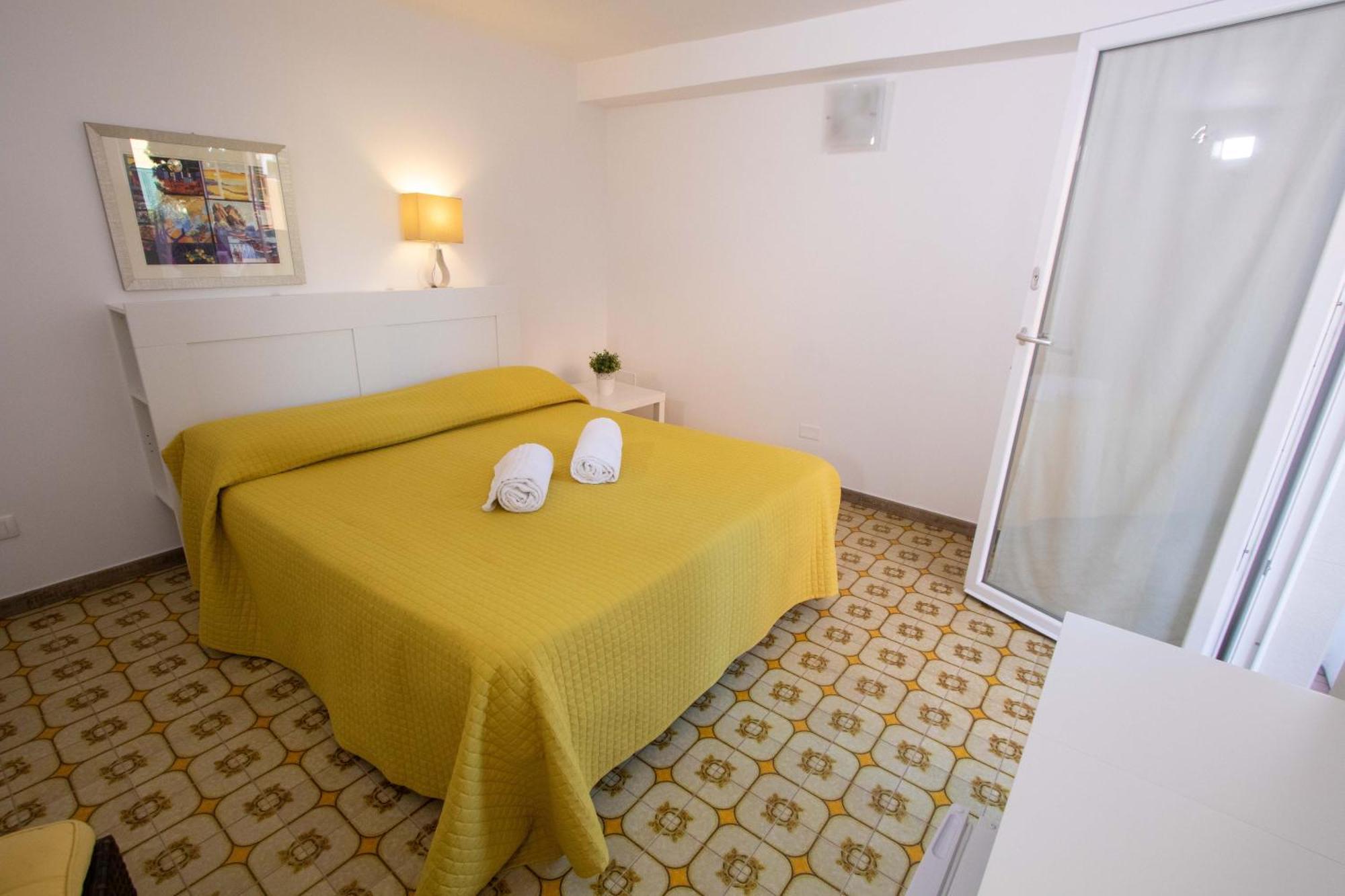 Le Torrette Rooms And Apartments Avola Exterior photo